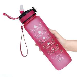 Magentafarbene Motivationsflasche mit Zeitskala und Zitaten, 1 Liter, mit Strohhalm, in der Hand - Trinkflaschen