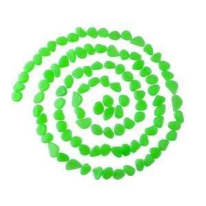 Pietrice verzi care strălucesc în întuneric aranjate în spirală pe un fundal alb - Piatră decorativă