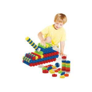 Csillag építõ set građevinskih blokova od 100 komada. Dijete se igra šarenim plastičnim blokovima, gradeći tenk. - Plastična igračka za građenje