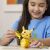 Gyerek játszik a MEGA Construx Pikachuval, Pokémon építőkészlettel