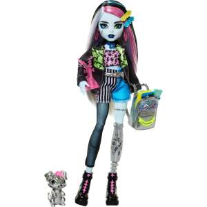 Păpușa Monster High Frankie Stein cu animalul ei de companie Watzie, îmbrăcată cu o jachetă neagră, pantaloni scurți albastri și cizme negre - Mattel Baba