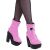Közelkép a Monster High Draculaura baba rózsaszín csizmáiról