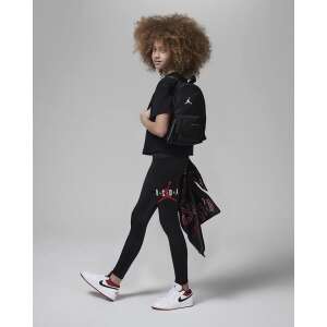 Jordan Kids Jumpman Sustainable Leggings in Schwarz, getragen von einem jungen Mädchen mit Rucksack, Schuhen und Schal - Babys & Toddler