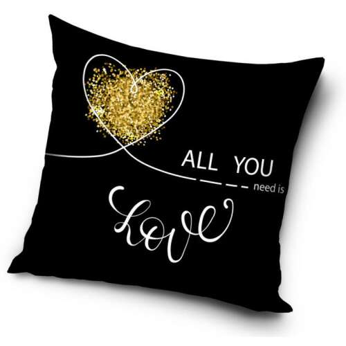 Husa de pernă decorativă neagră și aurie cu textul 'All you need is love' și un design cu inimă