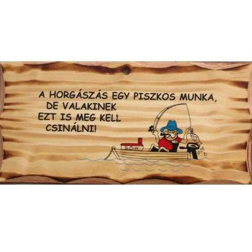 Fa tábla vicces felirattal a horgászatról: "A HORGÁSZÁS EGY PISZKOS MUNKA, DE VALAKINEK EZT IS MEG KELL CSINÁLNI!"