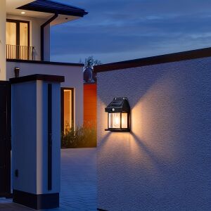 Czarna solarna lampa ścienna oświetlająca nowoczesny dom - Latarnia słoneczna