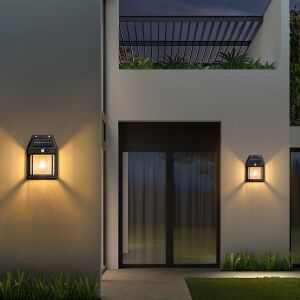 Fekete napelemes fali lámpák megvilágítják egy modern ház külső részét - Napelemes lámpa
