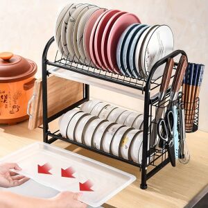Fekete, 2 szintes edényszárító rozsdamentes acél vázzal és műanyag tálcákkal, edényekkel megrakva - Edényszárító