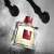 Guerlain Habit Rouge L'Instinct Intense Eau de Toilette férfiaknak, üveg a háttérben