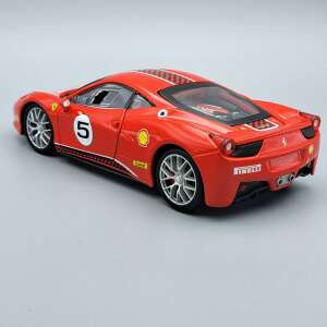 Ferrari 458 Challenge #5 2010 1:24 méretarányú fém modell autó, piros fekete versenycsíkokkal, hátulnézet - Bburago