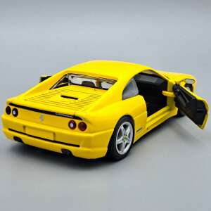 Sárga Ferrari F355 Berlinetta 1:24 méretarányú modell autó, hátulnézet, ajtók nyitva - Bburago