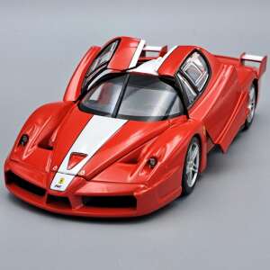 Ferrari FXX 2005 1:24 méretarányú modell autó, piros fehér csíkkal, elülső nézet, nyitott ajtókkal - Bburago