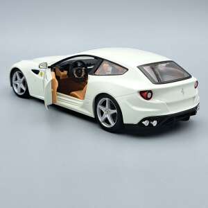 Ferrari FF (Ferrari Four) 2011 1:24 méretarányú modellautó, fehér, fém, nyitott ajtóval - Bburago