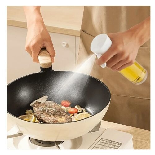 Pulverizator ulei Oliviera în uz, pulverizând ulei pe mâncare într-o tigaie