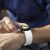 Samsung Galaxy Watch 4 fehér sport szíjjal a csuklón