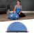 Frau ruht sich auf Springos Bosu Balance Ball aus, Produktdetail