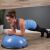Frau macht Plank-Übung auf Springos Bosu Balance Ball
