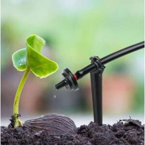 Csepegtető öntözőrendszer növényekhez, a csepegtető adagoló és egy palánta közeli képe - Csepegtető öntöző