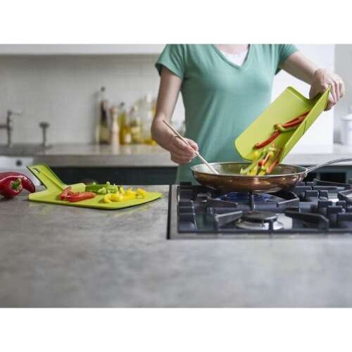 Zöld hajtogatható vágódeszka fogantyúval, zöldségek aprításához és a serpenyőbe való áthelyezéséhez