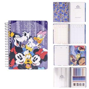 Collage des Disney 100 Wochenplaners mit Titelseite und Innenseiten - Kalender