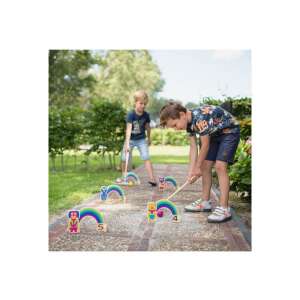 Dzieci grają w BS Toys Tęczowy Krokiet w ogrodzie. - Gry i sprzęt na świeżym powietrzu