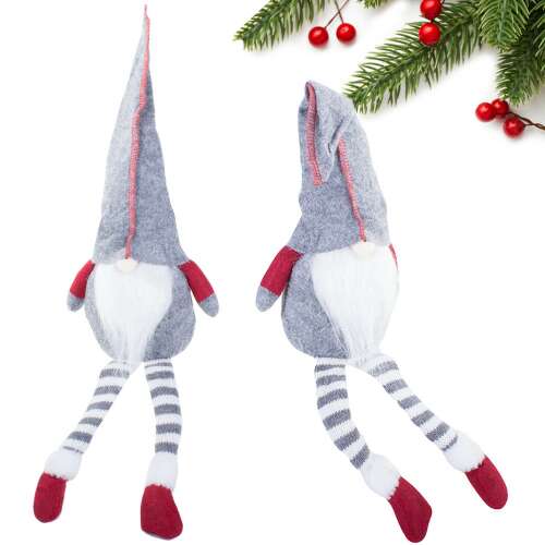 Szürke karácsonyi gnóm piros sapkával és csíkos lábakkal, fehér alapon ülve