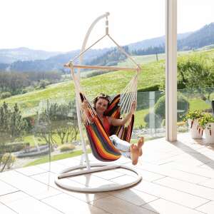 Жена се отпуска в висящ стол Lindo New с райе - Накланящо се легло и накланящ се стол