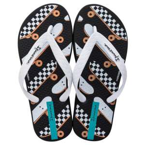 Ipanema Classic XII gyerek papucs fekete és fehér színben, gördeszka mintával - Ipanema