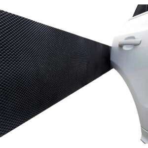 Protecție pentru uși de mașină din spumă neagră instalată pe o ușă de mașină albă, protejând mașina de zgârieturi și lovituri - Vehicule & Piese