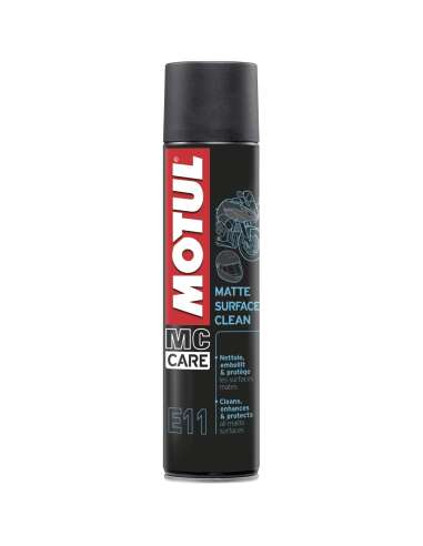 Sprühen Sie die matte Kunststoffpflegelösung MOTUL E11 Matte Surface Clean 400 ml ein