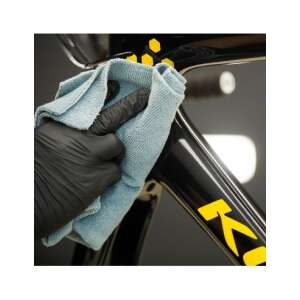Gtechniq MF1 ZeroR Mikrofaser-Poliertuch reinigt einen Fahrradrahmen - Mikrofasertücher
