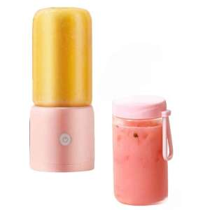Kerisson Easy Mix Mini elektromos turmixgép, rózsaszín, két pohár, az egyik narancslével, a másik rózsaszín smoothie-val - Kerisson
