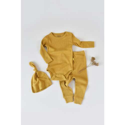 BabyCosy 3 részes készlet sáfrány színben 6-9 hónapos babáknak, tartalmaz hosszú ujjú bodyt, hosszú nadrágot és bio pamut sapkát