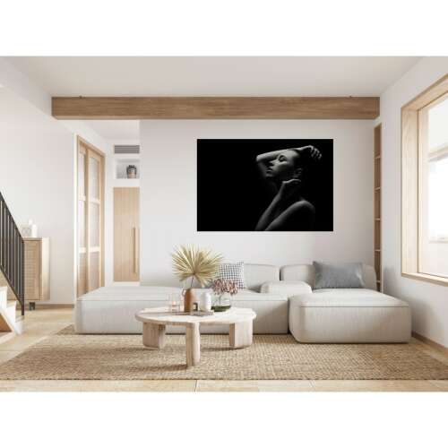 Vászonkép egy meztelenül pózoló nővel, 80x50cm, egy nappali falán lóg 