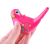 Rózsaszín MOLA madár síp játék kézben tartva.