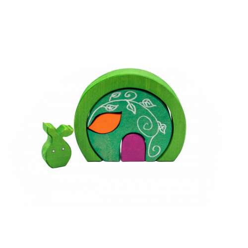 Marc Toys handgefertigtes Holzspielzeug Forest House Set, mit einem grünen Haus mit einer rosa Tür und einem kleinen grünen Hasen