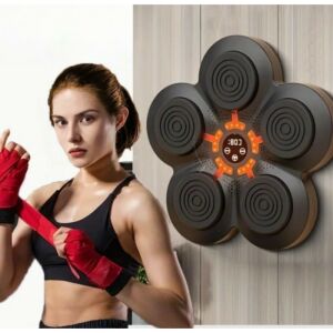 Frau benutzt Bluetooth Boxtrainingsgerät - Boxsäcke und Boxhandschuhe