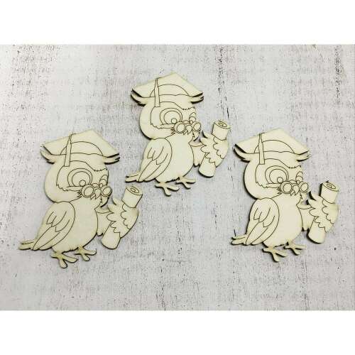 3 db fa bagoly kivágás, mindegyik bagoly diploma sapkát visel és diplomát tart a kezében, tökéletes kézműveskedéshez és dekorációhoz