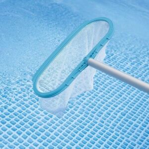 Intex medence szkimmer háló használat közben medencét tisztít - Medence tisztítás