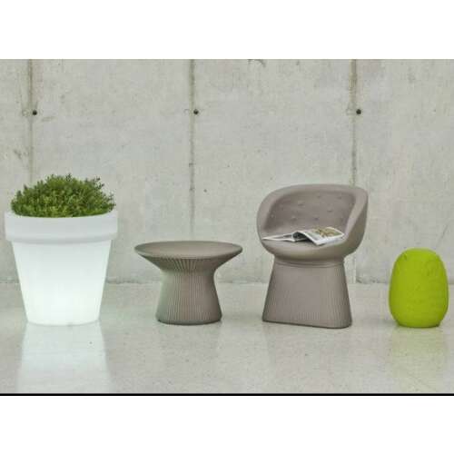 New Garden Magnolia 60 kültéri virágcserép LED világítással, fehér, más bútorokkal és növényekkel együtt látható