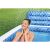Femeie care se bucură de piscina gonflabilă de familie Bestway 54451 cu aspersor
