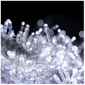 Közelkép fehér LED karácsonyi fényfüzérről, tökéletes otthonának vagy kertjének díszítéséhez. - Nonbrand Fényfüzér