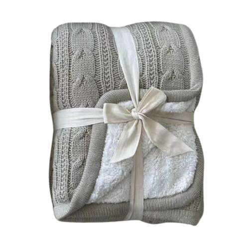 Halványbarna kötött takaró fehér sherpa béléssel, fehér szalaggal átkötve