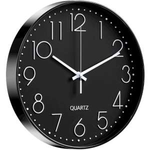 Schräge Ansicht einer schwarzen iUni W31 Spionagekamera-Wanduhr - IUni