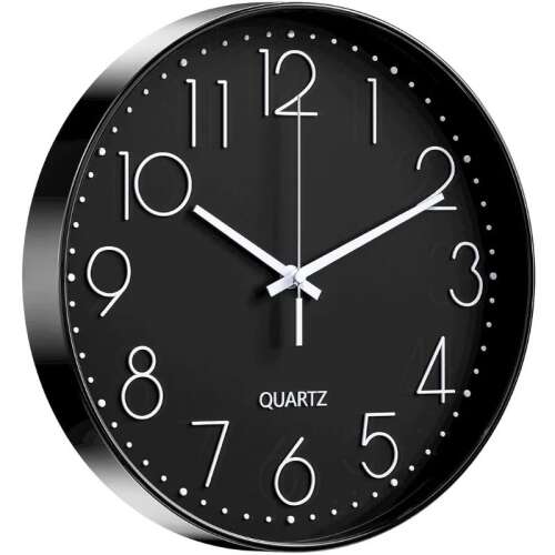 Schwarze Wanduhr in schräger Ansicht