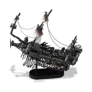 Zostavený model Piececool Abyssal Ghost 3D z kovu, čierna loď s plachtami, na bielom pozadí - Piececool