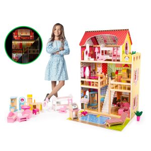 Stacy babaház medencével és kültéri kiegészítőkkel, egy háromszintes fa babaház bútorokkal és egy mellette álló lánnyal - Babaház