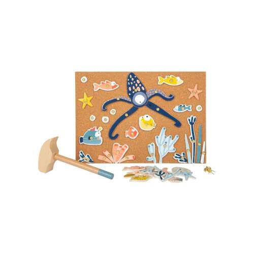 Small Foot Óceán kalapácsos játék, egy fa kalapácsos játék polippal, halakkal, tengeri csillagokkal és más tengeri élőlényekkel egy parafa táblán