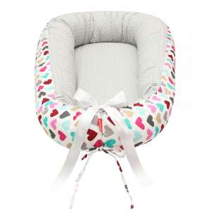 Scamp babafészek színes szívecskés mintával, szürke pöttyös béléssel, fehér szalaggal - Scamp