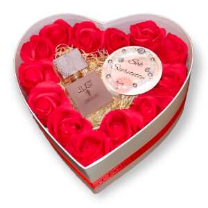 BoxEnjoy szív alakú ajándékdoboz JLO JUST parfümmel, karkötővel és szappanrózsákkal - Ajándék ötlet Valentin-napra